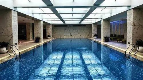 面對夏秋季節(jié)，泳池水質(zhì)容易發(fā)生突變？