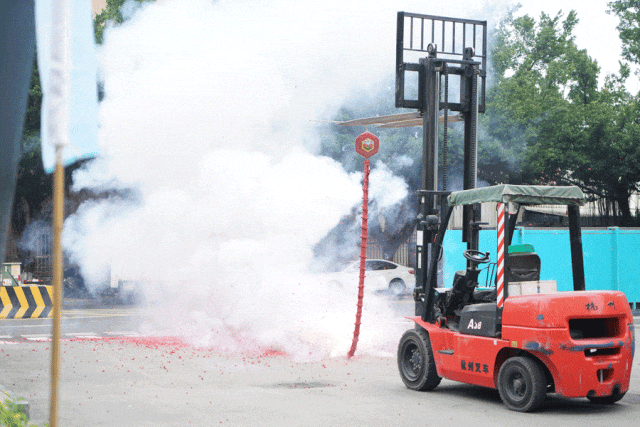 鞭炮齊鳴，開工吉祥
